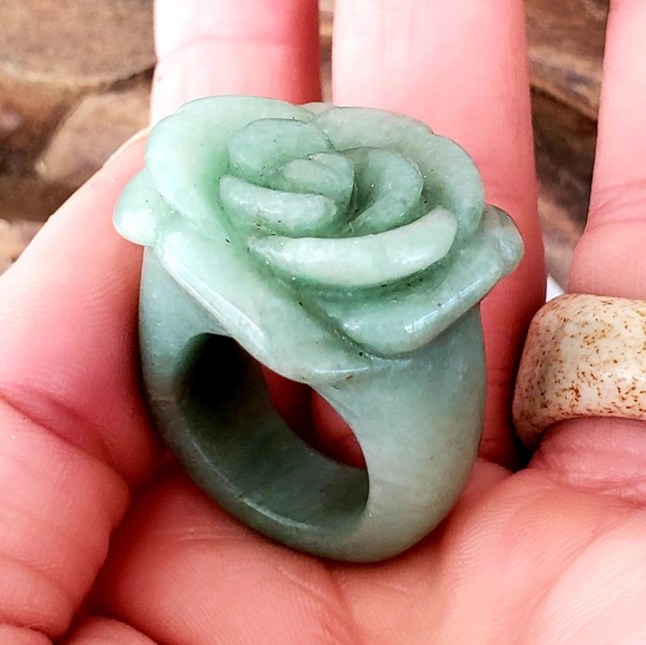 New Hand Carved Flower Green Aventurine Ring. - Picture 5 of 12